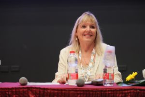 טובה בנד וינטרשטיין בכנס זקנים במלחמה